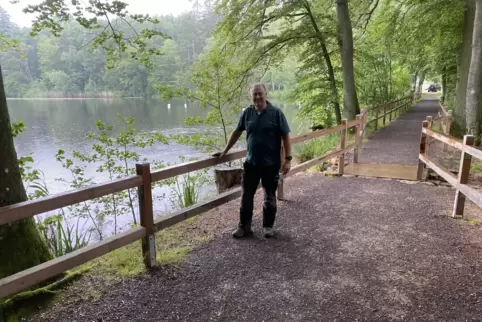 Förster Dieter Gass an dem Weg, der vom Südufer des Retzbergweihers zur Hütte führt und Teil ist des Leichten Weges. 