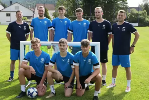 Trainingsauftakt beim SV Hinterweidenthal mit (hinten von links) Sportvorstand Florian Eder, Jonas Keller, Nicklas Eiser, Nick L