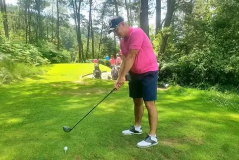 Passend zum Titel des Golfturnieres für einen guten Zweck, schlägt Christian Günther aus Schmalenberg auf dem Golfplatz Pfälzerw