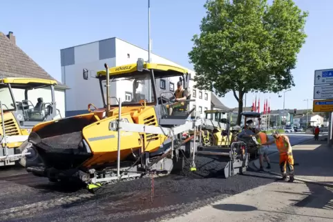 Mit großem Gerät wird in der Donnersbergstraße gearbeitet. In der vergangenen Woche wurde die Asphaltdecke von der Entersweilers