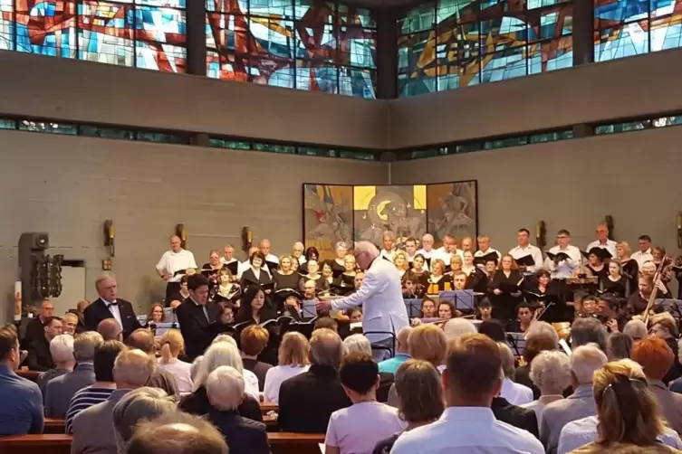 Leo Kraemer dirigiert Schuberts Es-Dur-Messe in St. Otto in Speyer-West. Vorne links die Solisten Kyunghee Yang, Daniel Wagner u