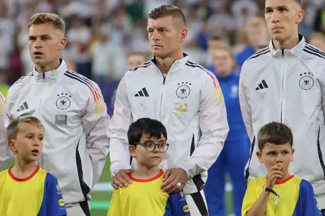 Deutsch-spanisches Zusammenspiel: Ausgerechnet mit Real Madrids Stratege Toni Kroos durfte Leo einlaufen.