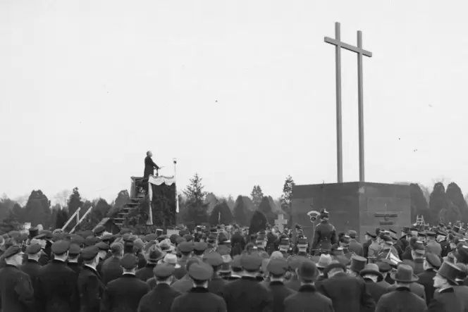 Einweihung des Denkmals 1932: Domkapitular Otto Brauner spricht vor einer Menschenmasse.