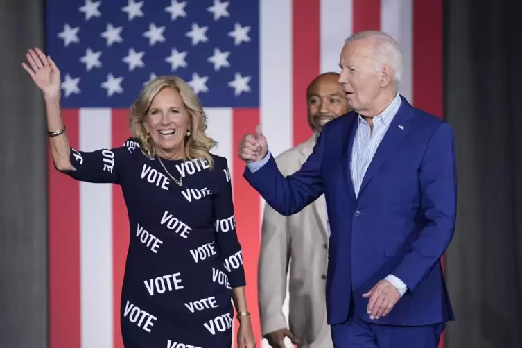 Machen gemeinsam Wahlkampf: US-Präsident Joe Biden und First Lady Jill Biden. Auf ihrem Kleid steht: Geht wählen! 