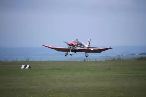 Eine Maschine kommt von einem der Rundflüge zurück, die beim Open Airport des Luftfahrtvereins Grünstadt und Umgebung angeboten 