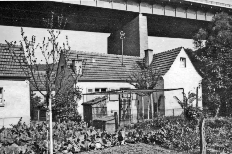1938: intensive Gartennutzung zur Selbstversorgung ist am Siedlerhaus sichtbar. 