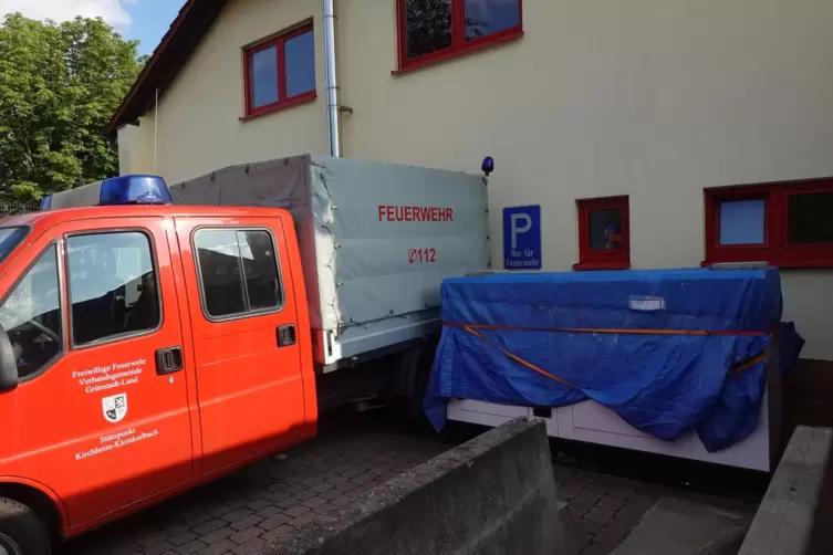 Unter blauer Plane: Seit einem Jahr steht das Notstromaggregat vor dem Gerätehaus in Carlsberg. 