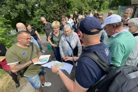 Blick in die Pläne: Das Gebiet rund um den Russenweiher wird sich durch Bebauung weiter verändern.