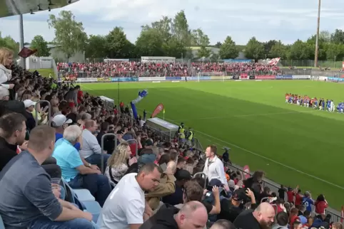 Schöne Kulisse: Mit 4800 Zuschauern war das Framas-Stadion am Montagabend gefüllt. Das Foto entstand kurz vor Spielbeginn, 