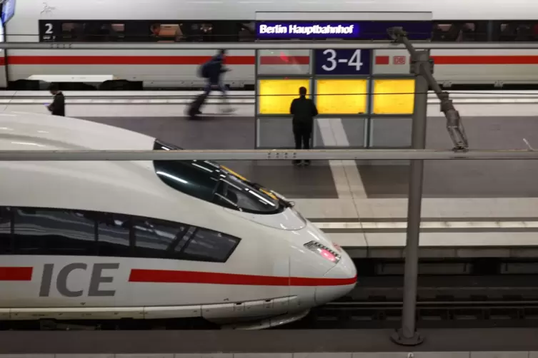 Zug auf dem Berliner Hauptbahnhof