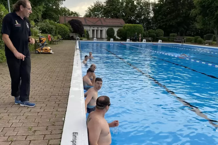 Das Training i Mußbach leitet Herbert Renner (links). 