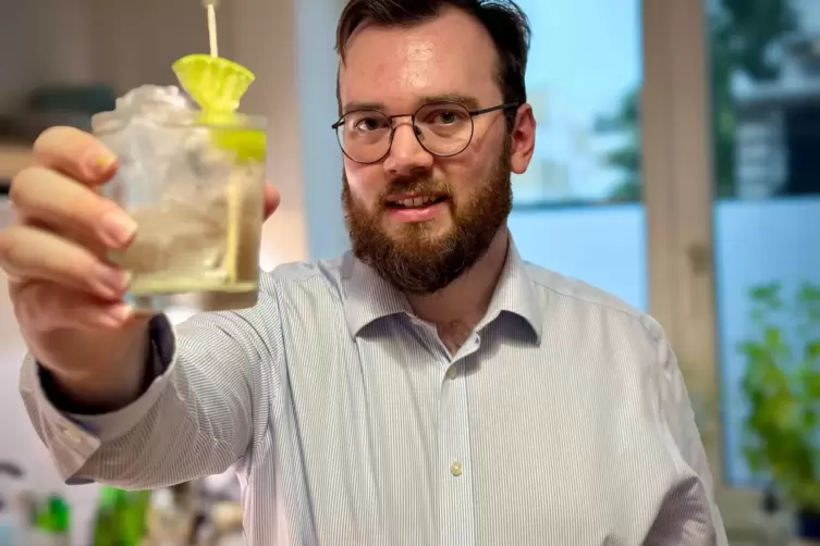 Unser Autor Timo Benß mit seinem Cocktail „Fancy Rieslingschorle“.