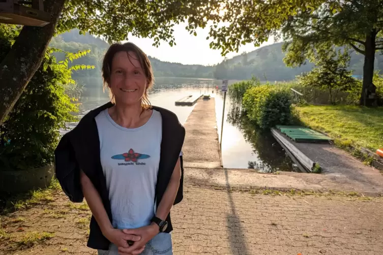 Christine Richter, Vorsitzende der Paddlergilde Kaiserslautern, am Bootssteg auf dem Vereinsgelände am Gelterswoog.