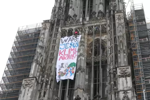 Klimaaktivisten protestieren am Ulmer Münster