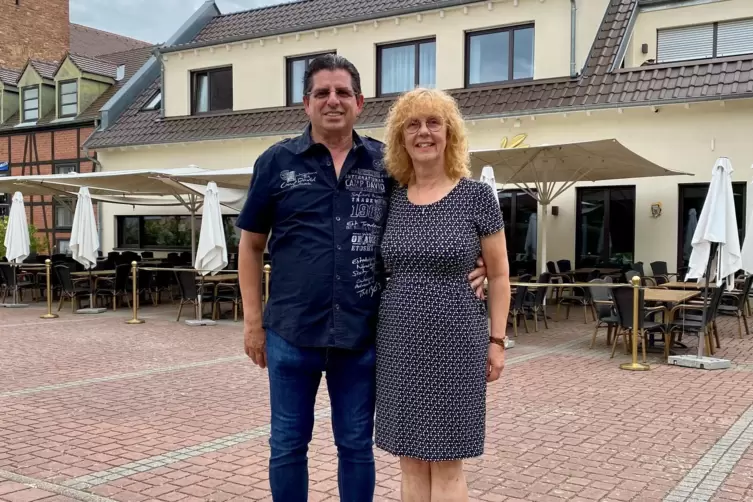 Vor ihrem Restaurant Vivere in Otterstadt: Paolo und Dorothea Rappa, die sich dieses Jahr um die Organisation des Karpfenfests k