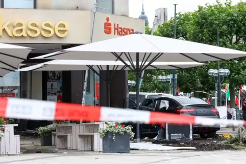 Auto fährt in Hamburg in Sparkasse