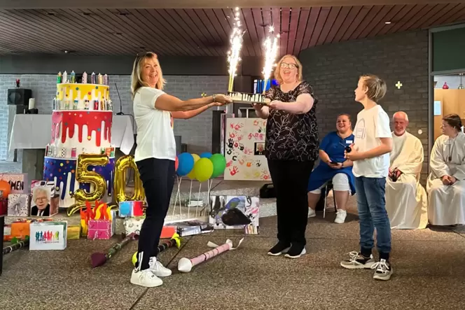 Sabrina Wöhlert (rechts), die Vorsitzende des Gemeindeausschusses, überreicht Kita-Leiterin Petra Kunz eine Geburtstagstorte.