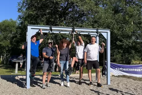 Die Aufbau-Helfer testen das neue Sportgerät am Bolzplatz. 