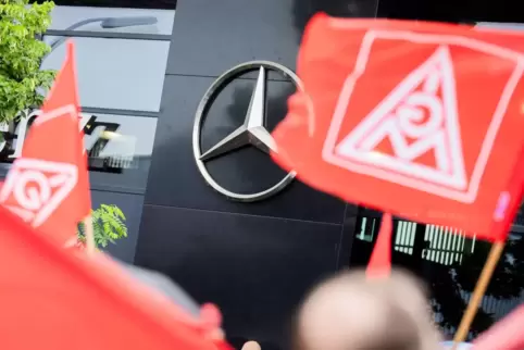 Protest gegen Verkauf von Mercedes-Autohäusern - Berlin