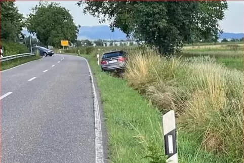 Der Wagen blieb im Graben hängen. 