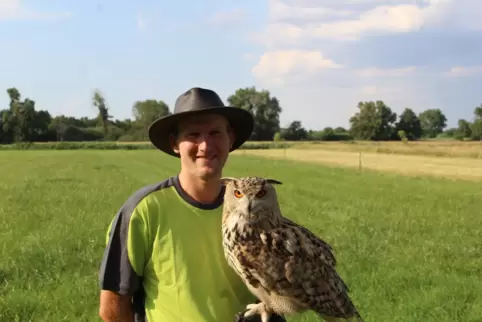 Michael Hörner mit einem seiner Greifvögel. 