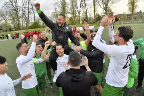 Großer Jubel Anfang April: Die Kicker der DJK Eppstein gewinnen den Kreispokalwettbewerb. Im Verein stellen die Fußballer aber l