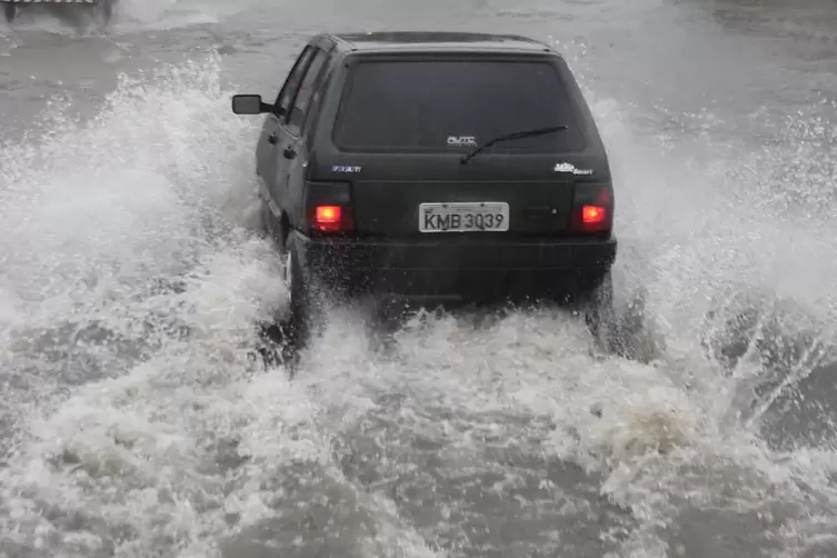 26. Juni 2014: Ein Auto kämpft sich durch die Fluten von Recife.