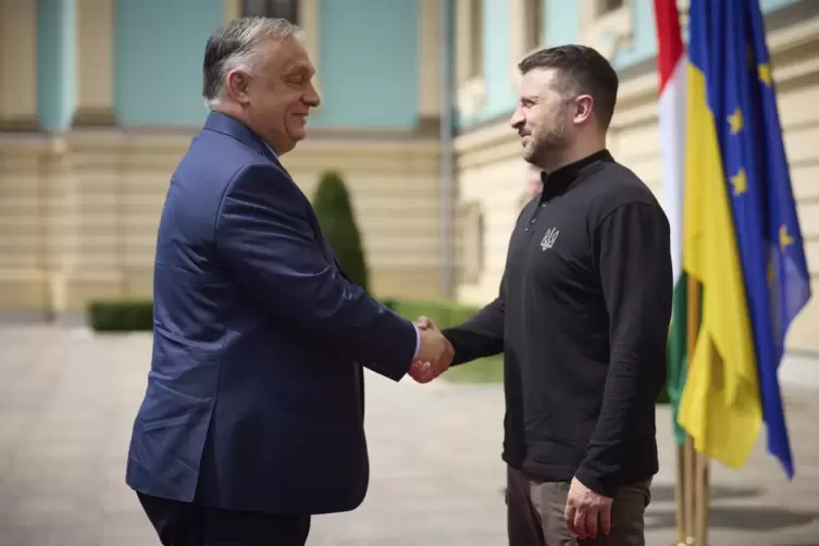 Zu Beginn seiner Ratspräsidentschaft besucht Viktor Orban (links) den ukrainischen Präsidenten Wolodymyr Selenskyj – zum ersten 