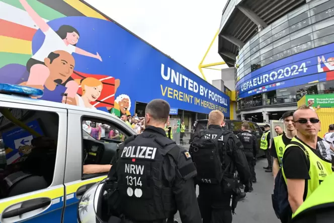 Polizei vor dem Spiel zwischen Deutschland und Dänemark