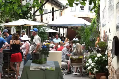 Auch das traditionelle Weinfest lädt von Freitag bis Montag mit geöffneten Winzerhöfen im gesamten Ort zum Genießen und Flaniere