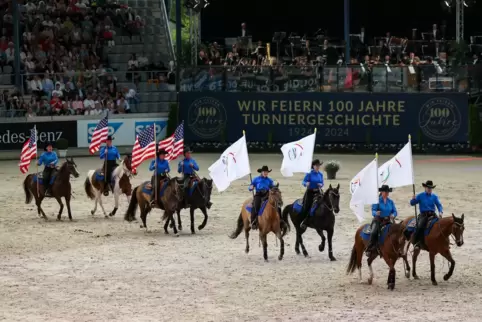 Das SR-Showteam von Sandra Rohde aus Kusel ritt bei Pferd und Sinfonie am Samstag im Deutsche-Bank-Stadion in Aachen.