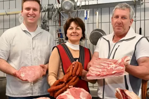 Metzger aus Überzeugung: Tobias Hagenbucher (links) mit Martina und Jürgen Garrecht. 