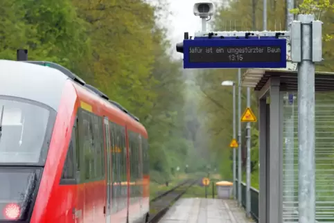 Im Bereich des Haltepunktes Stambach werden Bäume gefällt. 