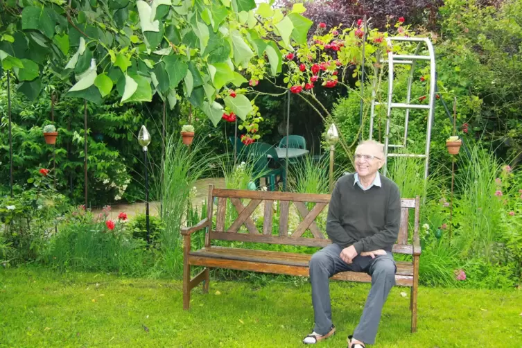 Der Naturgarten ist für Karlheinz Buchheit ein besonderer Ruheort, an den er sich gerne mit seiner Frau Mechthilde oder Besucher