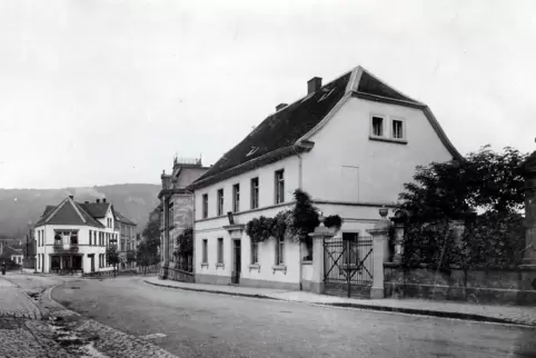  In diesem Gebäude begann die Geschichte der „armen Schulschwestern“, wie sie einst hießen, mit einer Kleinkinderschule in der S