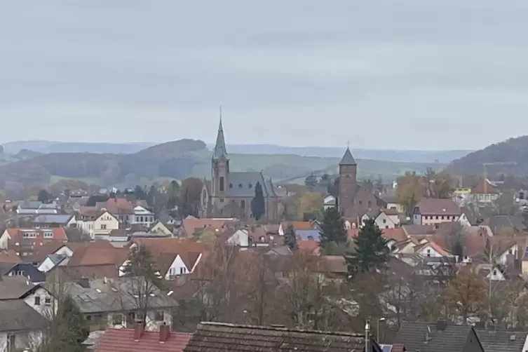 Die CDU stellt in Weilerbach – unser Bild zeigt die katholische und evangelische Kirche – in dieser Legislaturperiode acht, die 