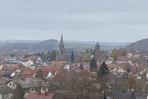 Die CDU stellt in Weilerbach – unser Bild zeigt die katholische und evangelische Kirche – in dieser Legislaturperiode acht, die 