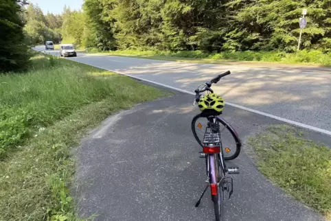 Ärgerlich: Zu sehen ist der Fahrradweg zwischen Queidersbach und Gelterswoog entlang der L472. Da in einer Doppelkurve die Fahrb