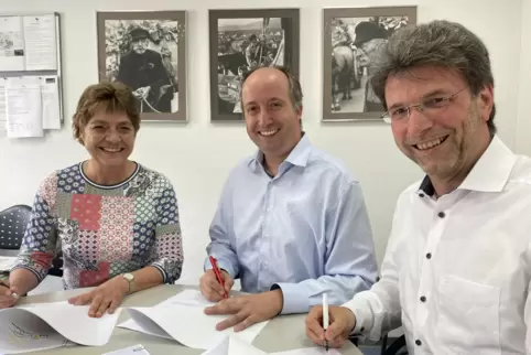 Unterschreiben das Koalitionspapier (von links): Susanne Fliescher, Markus Wolf und Christoph Glogger.