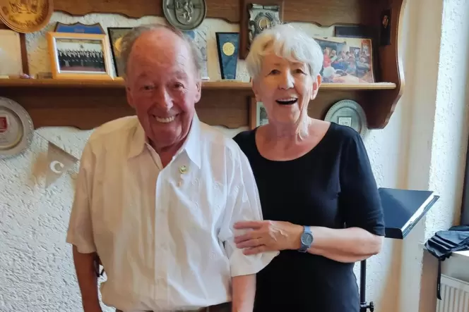 Karl Schüssler – im Bild mit der Vorsitzenden Roswitha Kärcher – hält dem Verein seit 60 Jahren die Treue.