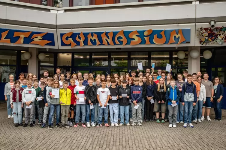 70 Schülerinnen und Schüler aus allen Klassenstufen hat das Helmholtz-Gymnasium für besondere Erfolge ausgezeichnet. 