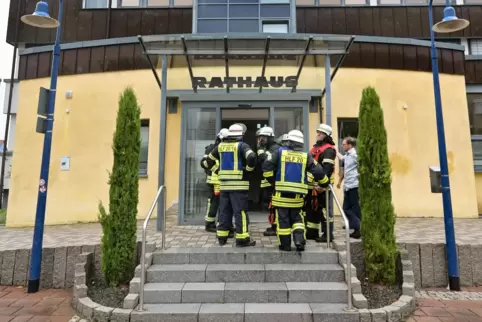 Die Feuerwehr war am Montag im Rathaus in Dudenhofen im Einsatz. 