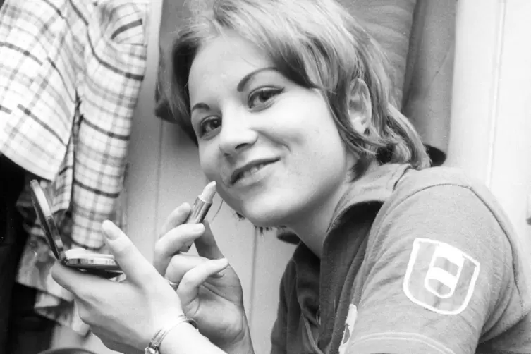 Vor 50 Jahren. Das Bild soll zeigen, wie sich Edith Grabmaier vom FC Bayern München in der Umkleidekabine schminkt. 