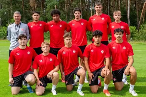 U21-Trainer Alexander Bugera (hinten links) mit seinen Neuzugängen (hintere Reihe von links nach rechts): Anas Bouda (eigene U19