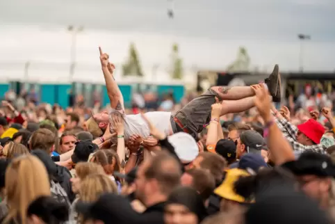 Fans feiern beim diesjährigen Festival Rock am Ring. Hier sind die Ticketpreis noch vergleichweise günstig. 