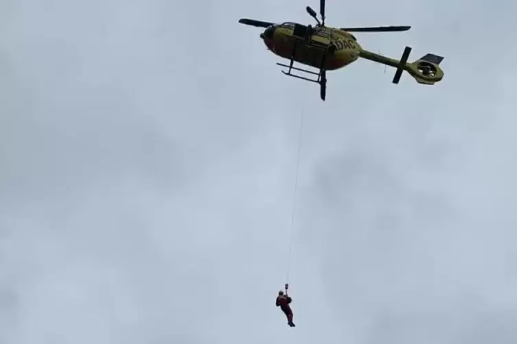 Hilfe aus der Luft: Der Notarzt seilte sich von Rettungshelikopter Christoph 66 ins unwegsame Gelände bei Grumbach ab. 
