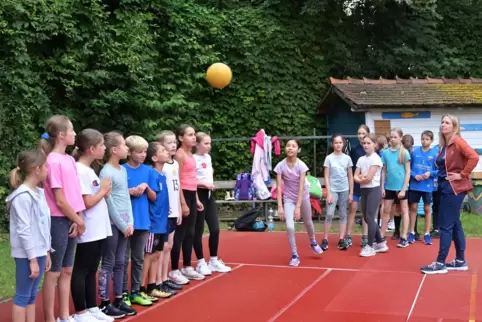 Team steht im Vordergrunf: Die Siedlungsschüler (links) beobachten die Zeppelinschüler beim Medizinballwurf.