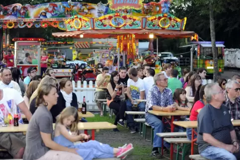 Gemeinsam feiern, essen und trinken, und in Fahrgeschäften abheben: Nicht nur das steht beim Jägersburger Strandfest auf dem Pro