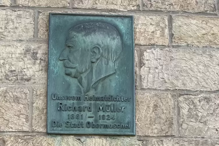 Diese Tafel erinnert in Obermoschel an seinem Wohnhaus an den Mundartdichter, der vor 100 Jahren starb. 