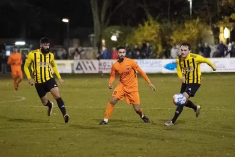 Einst für den FC Speyer 09 am Ball: Ibrahim Karakus (Mitte), hier gegen FV Dudenhofen.